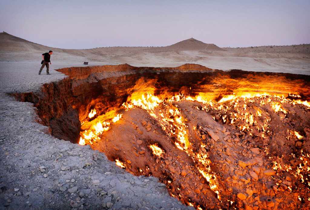 Языки пламени лижут стены кратера и вырываются наружу, подогревая песок