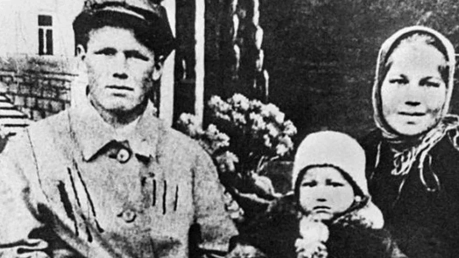 Ельцин в детстве с родителями