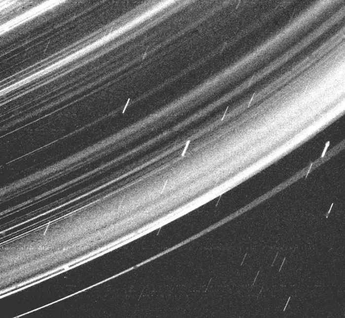 Фото колец Урана с "Вояджера", 1986 год, Короткие светлые полоски - следы движения звезд за время 96-секундой экспозиции. Снимок сделан с расстояния 236 000 км с разрешением 33 км. Источник: NASA.