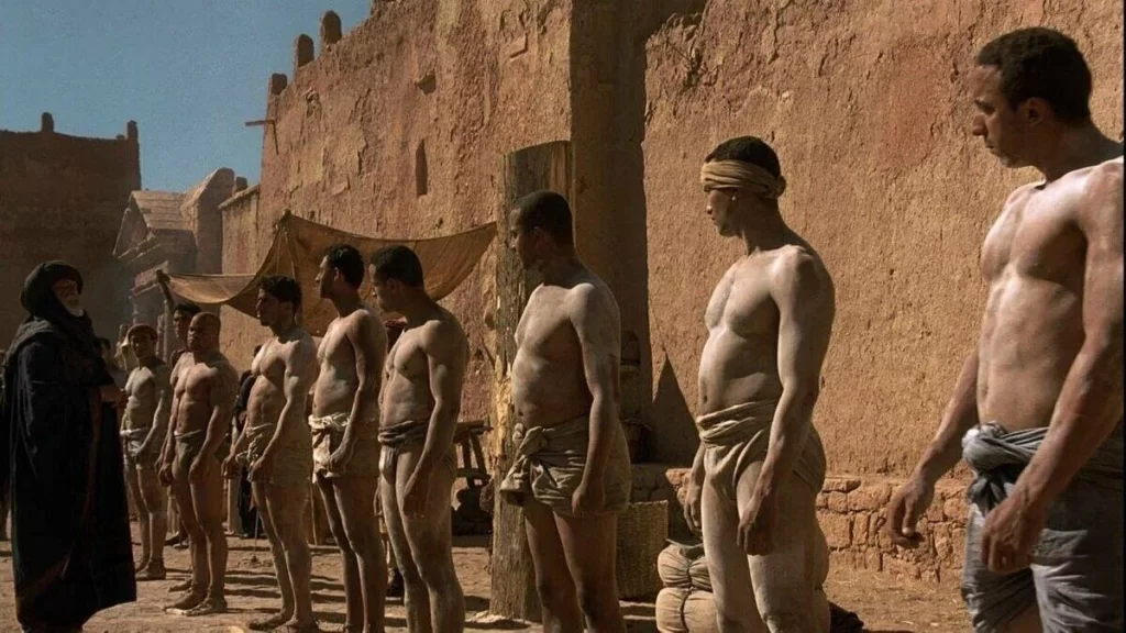Рабы, выставленные на продажу. Кадр из фильма «Гладиатор», 2000 г.