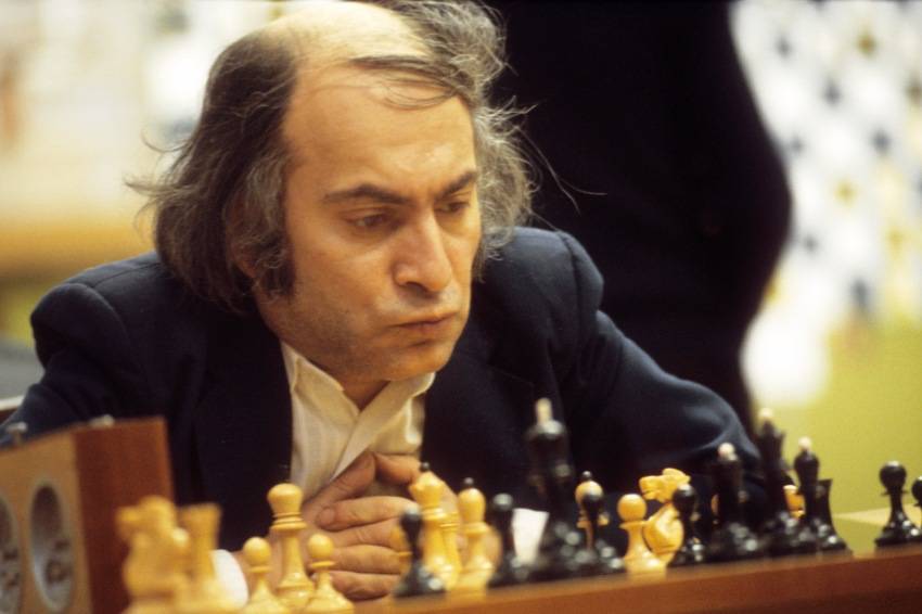 За месяц до своей смерти Михаил Таль, восьмой чемпион мира по шахматам, выиграл на семнадцатом ходу партию у Гарри Каспарова