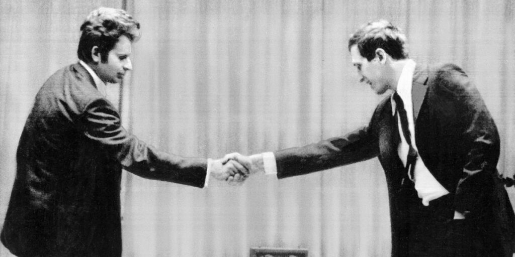 Матч столетия: Спасский пожимает руку победителю турнира Фишеру.