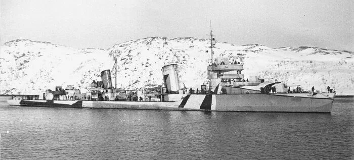 Лидер эсминцев Северного флота «Баку» выходит в море, 1943 год