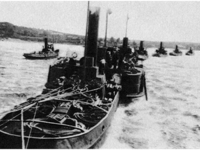 Буксиры сопровождают корабли отряда ЭОН-1 по пути к Мурманску, 1933 год