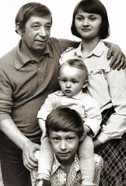 советский актер Борислав Николаевич Брондуков, его супруга Екатерина Петровна и их сыновья Константин и Богдан