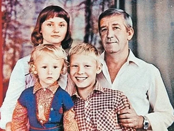 советский актер Борислав Николаевич Брондуков, его супруга Екатерина Петровна и их сыновья Константин и Богдан