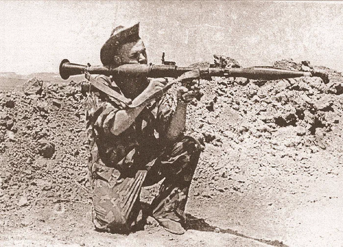 В Афганистане солдаты Советской армии применяли гранатомет в основном для стрельбы по душманам, укрывшимся за каменными завалами или глинобитными заборами.