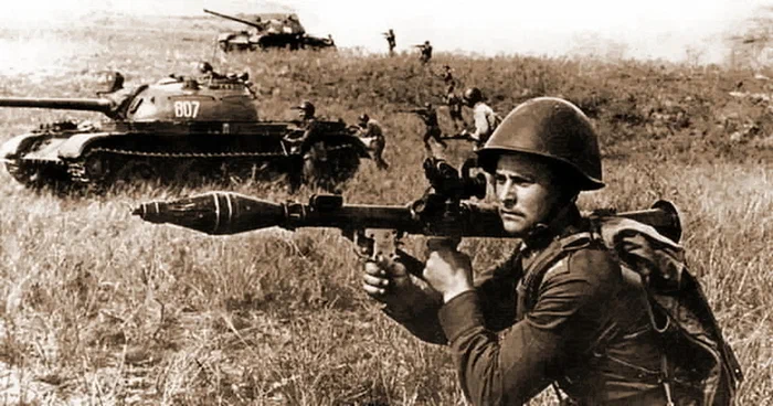 Вскоре после принятия «семерки» на вооружение это хорошо узнаваемое оружие стало одним из символов Советской армии