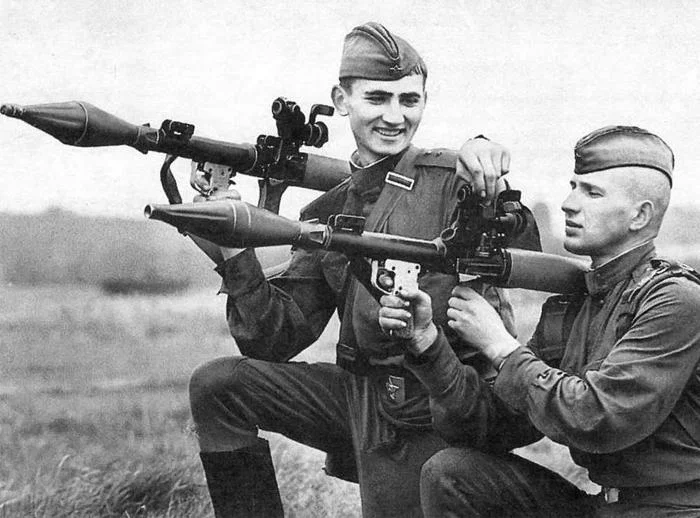 В Советской армии РПГ-7 очень быстро стал основным противотанковым вооружением пехотинцев, которые ценили его за простоту конструкции и применения
