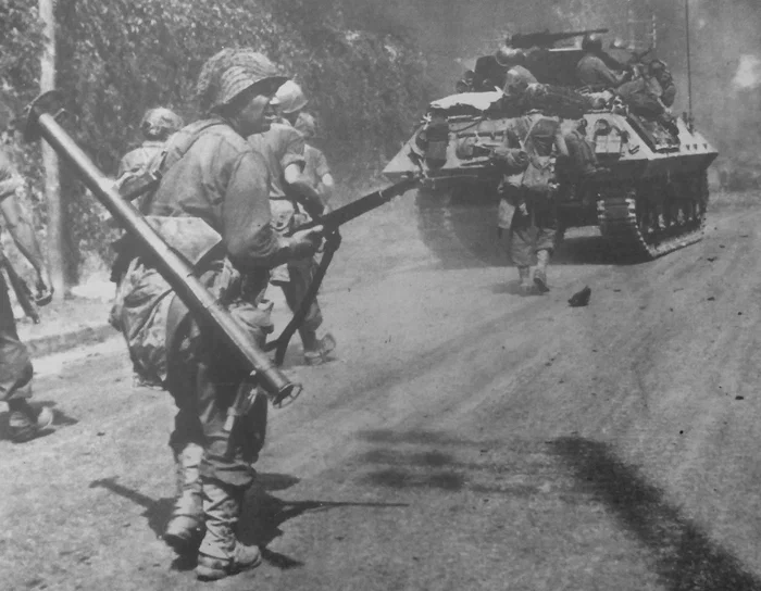 Вооруженный базукой солдат американской 5-й пехотной дивизии по дороге на Фонтенбло, Франция, август 1944 года