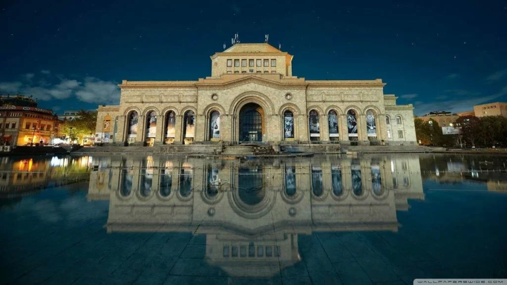 Здание музея истории Армении в г. Ереван. Современное фото.