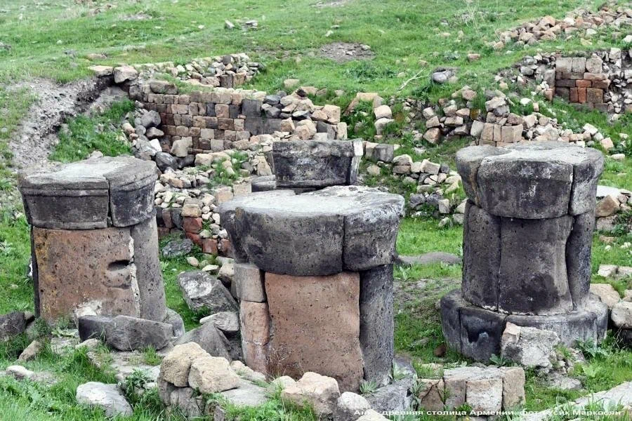 Руины храма I в. н.э. Атешгеде в Армении, современное фото.