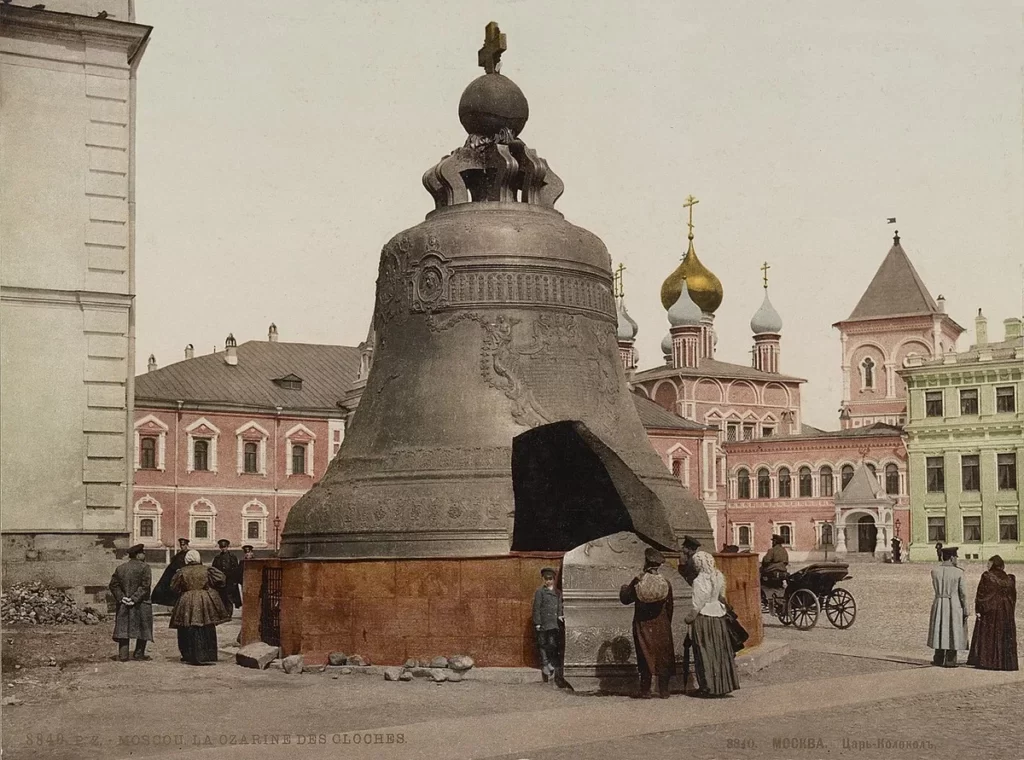 Царь-Колокол в 1885 году после подъема и установки в качестве памятника