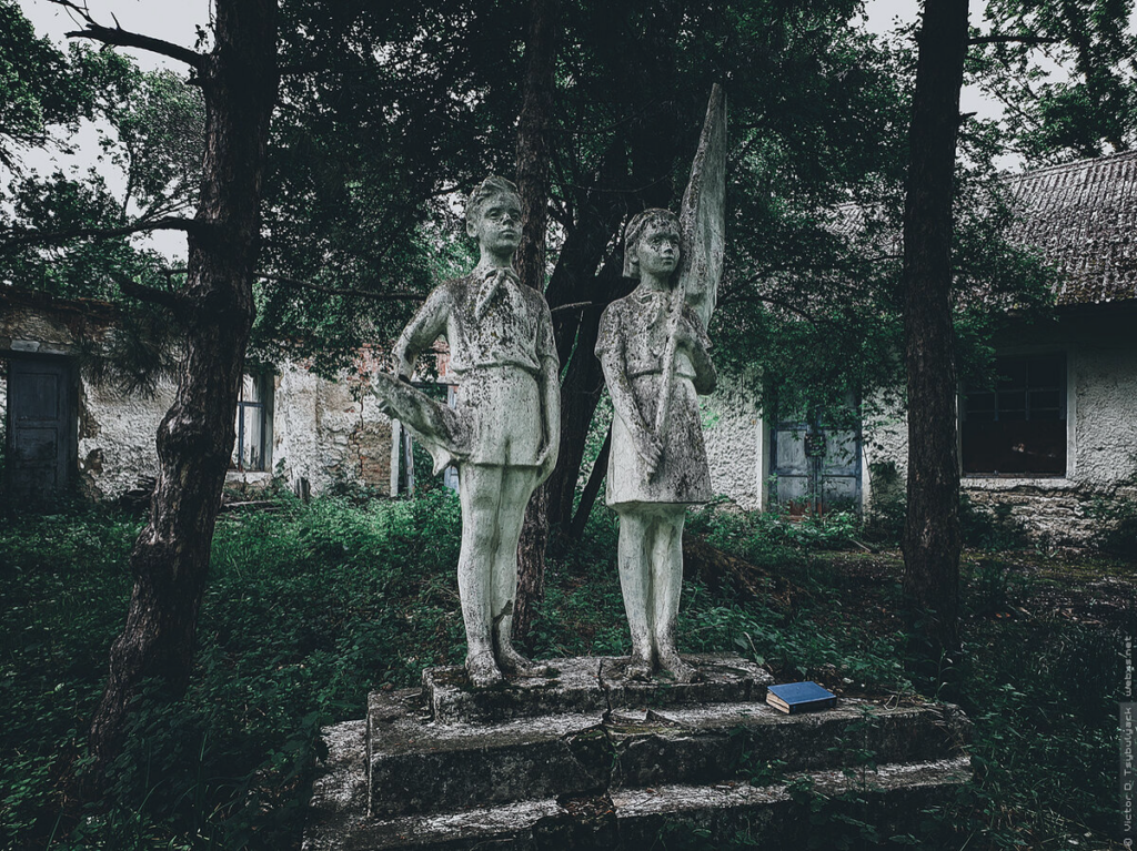 Заброшенные статуи в лагере