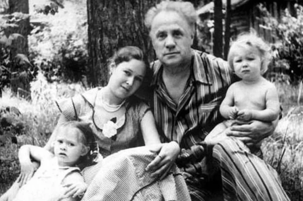 Михаил Жаров с семьей