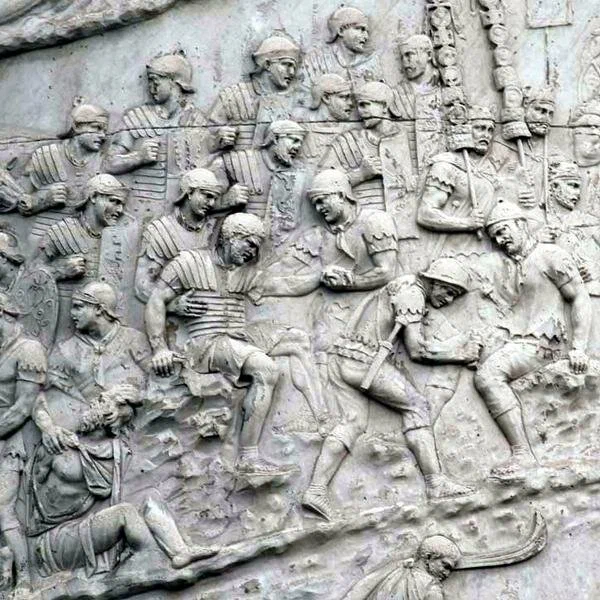 Капсарии (санитары) оказывают помощь раненым. Барельеф на колонне Траяна, II в. н.э.