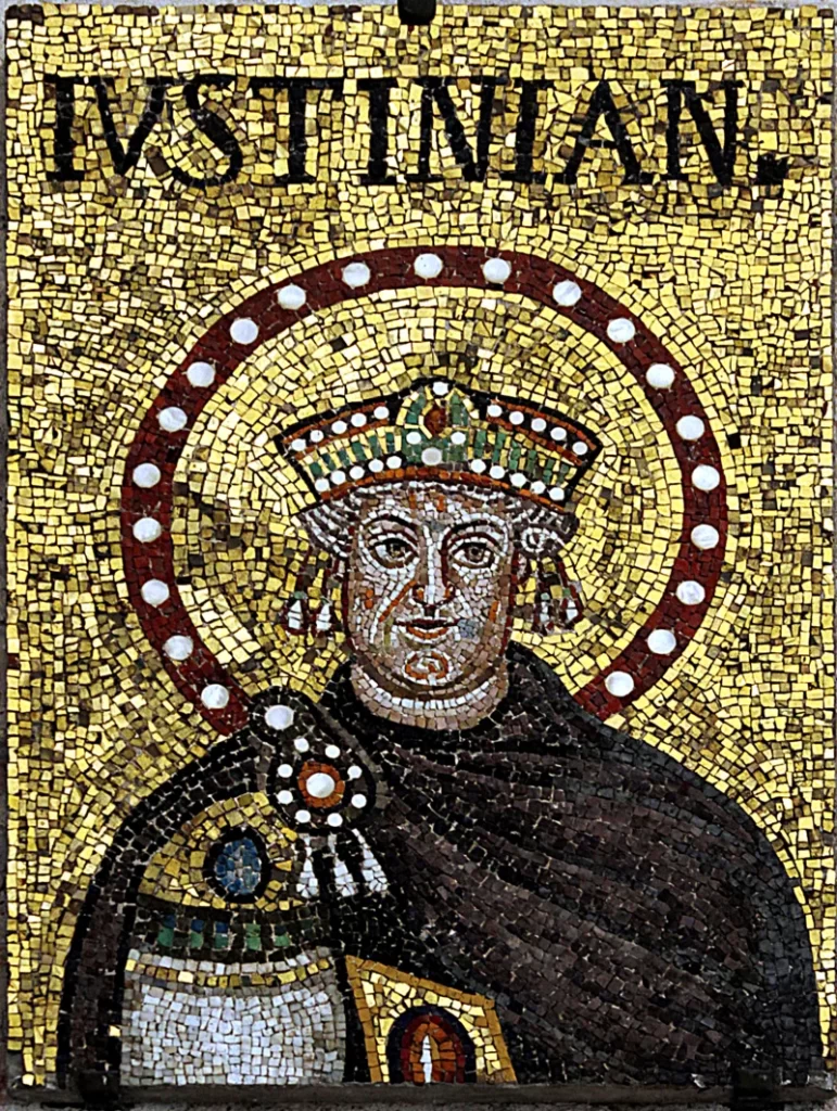 Император Юстиниан на мозаике в церкви Сант-Аполлинаре-Нуово, Равенна. VI в. н.э.