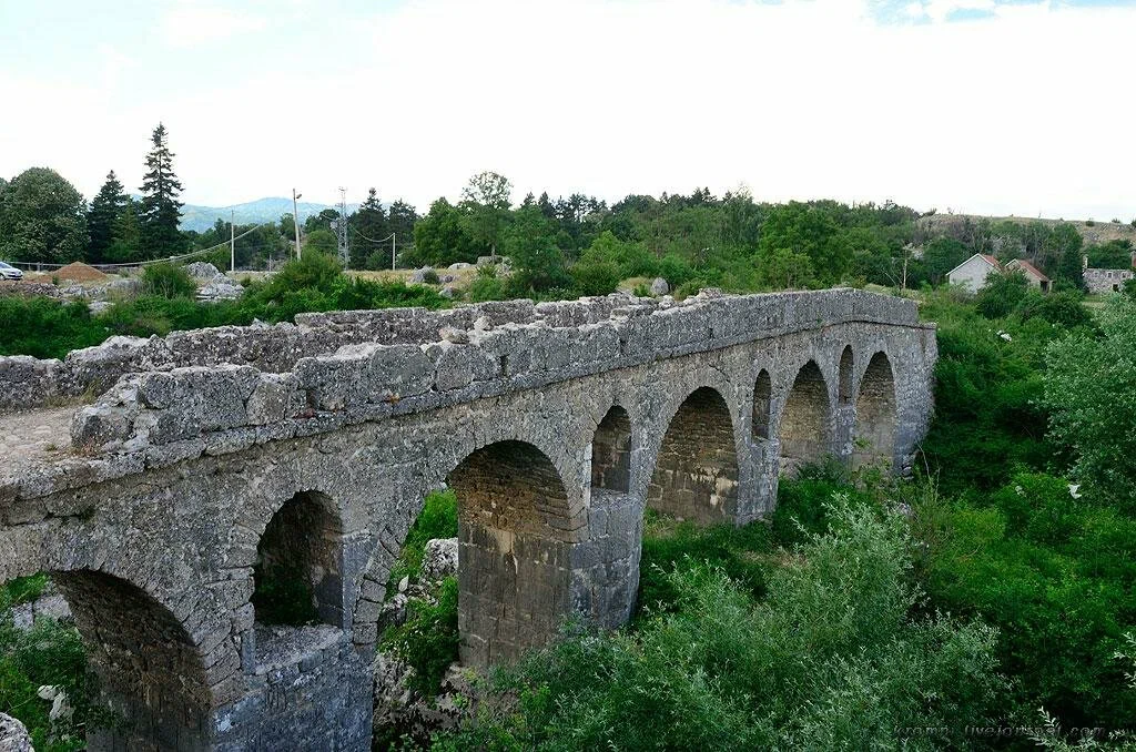 Римский мост через реку Мостанице в Черногории, построен в I в. н. э. Современное фото