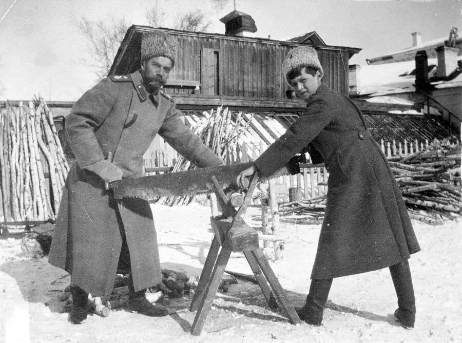 Николай Александрович с сыном Алексеем в Тобольске