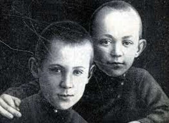 Миша Шолохов (справа), ученик первого класса мужской гимназии