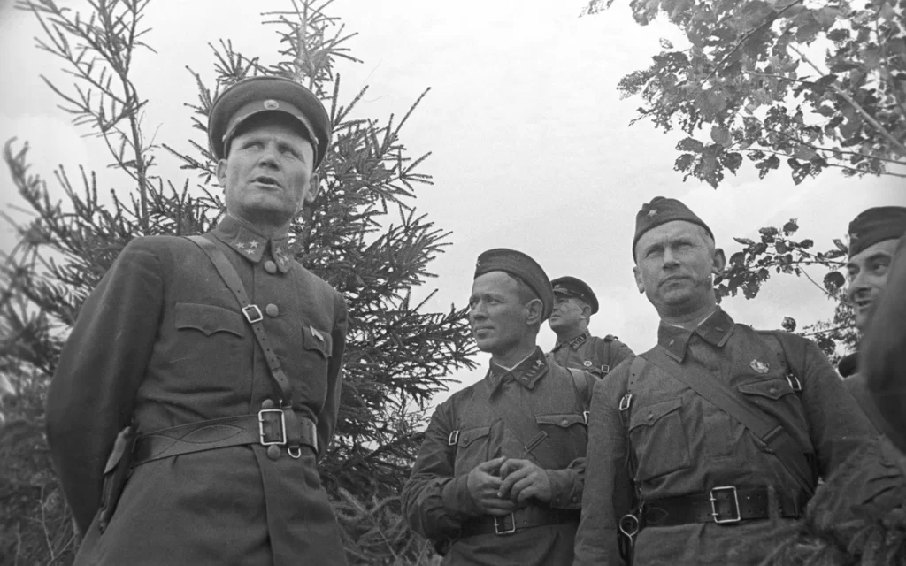 Генерал Конев, писатели Шолохов, Фадеев и Катаев на командном пункте Западного фронта, 1941 год