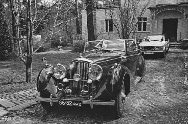 На фото: Раритетный Bentley из автомобильной коллекции Виктора Луи