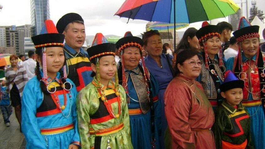 Современные монголы в национальных костюмах