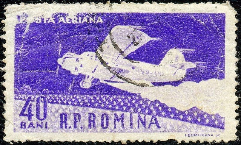 Ан-2 «Кукурузник» обрабатывает поле, румынская марка. Румыния, которая частично бывшая Бессарабия, была одним из немногих мест коммунистичесокго мира, где с кукурузой не было никаких проблем.
