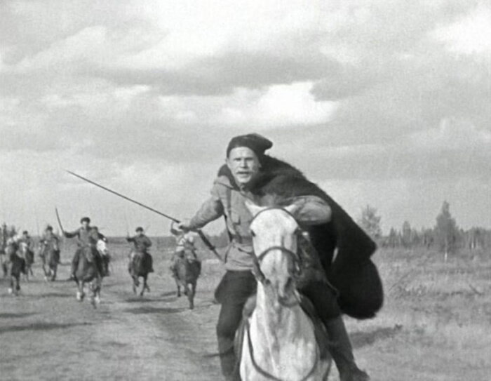 Комдив Чапаев возглавляет конную атаку. Кадр из фильма братьев Васильевых «Чапаев», 1934 год.