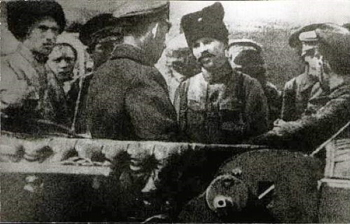 Василий Чапаев (в центре) в Николаевске, 1918 год. Кадр из кинохроники времен Гражданской войны.