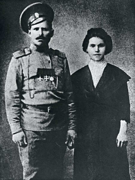 Старший унтер-офицер Василий Чапаев, награжденный Георгиевскими крестами VI и III степени и Георгиевской медалью, с первой женой Пелагеей Метлиной, март 1916 года.
