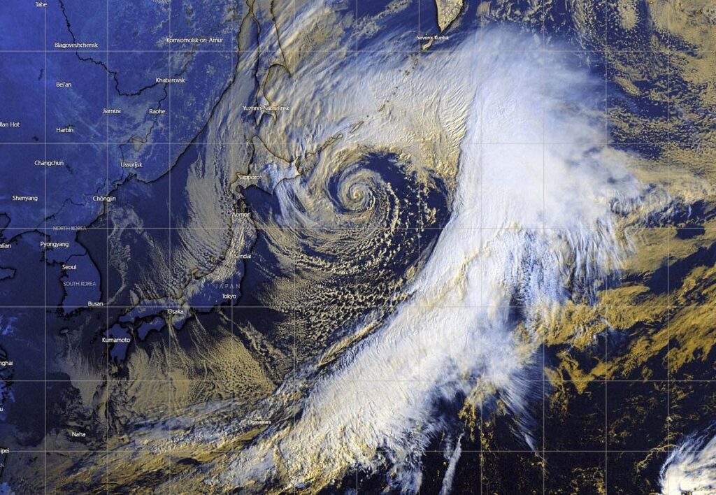 Внетропический циклон - снимок из космоса