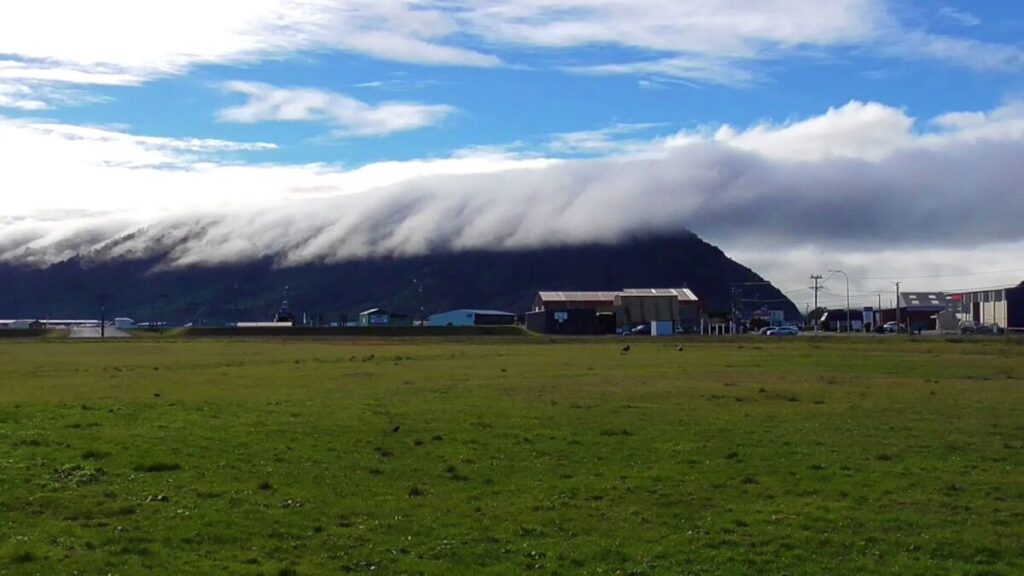 Катабатический ветер "барбер" в г. Греймут в Новой Зеландии