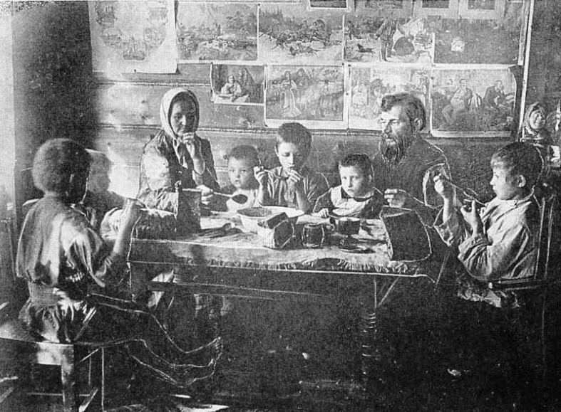 конец 19 века. Крестьянская семья ест "варево"