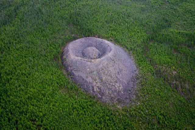 «Патомский кратер» на склоне сопки, покрытой лесом. Вид с юго-западной стороны.