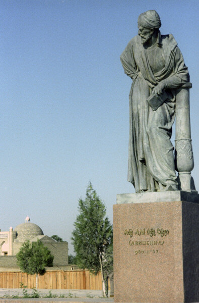 Абу Али ибн Сина (980-1037), памятник в бухаре