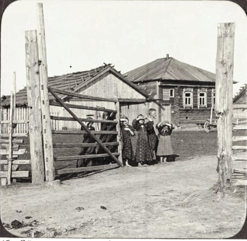 Даже в 1911 году деревни обносились забором, дети зарабатывали тем, что открывали ворота